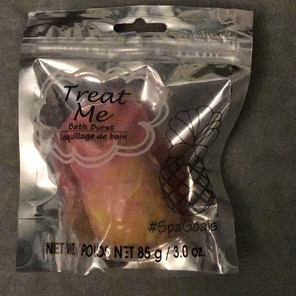 Pineapple bath bomb